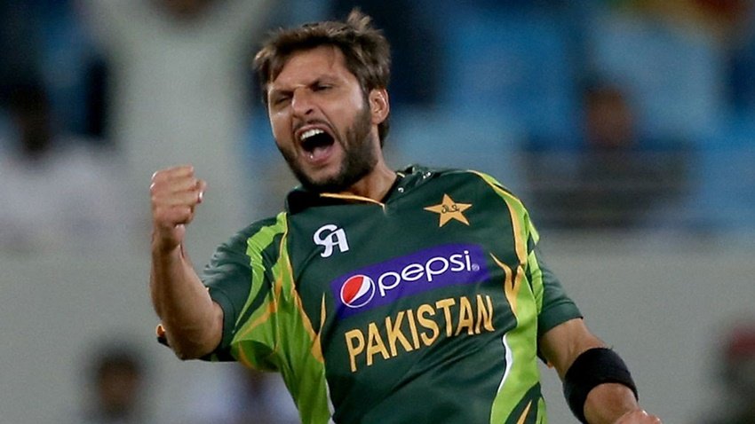 Shahid Afridi- पाकिस्तान के दिग्गज ऑलराउंडर शाहिद अफरीदी ने बतौर गेंदबाज अपना पहला डेब्यू मैच खेला था। लेकिन उनकी विस्फोटक बल्लेबाजी की बदौलत उन्होंने वनडे में 6 शतक और 39 अर्धशतक लगाए थे। वहीं टेस्ट मैच में 36.51 की औसत से 8 फिफ्टी और 5 शतक भी लगाए थे।