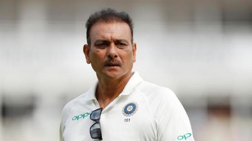 Ravi Shastri: भारतीय टीम के पूर्व कोच रवि शास्त्री गेंदबाज के तौर पर ही टीम इंडिया का हिस्सा बने थे। रवि शास्त्री ने अपने अंतराष्ट्रीय करियर में 29.04 की औसत से 4 शतक और 18 अर्धशतक लगाए थे। वहीं टेस्ट मैच में 35.79 की औसत से 11 शतक और 12 फिफ्टी भी लगाईं थी।