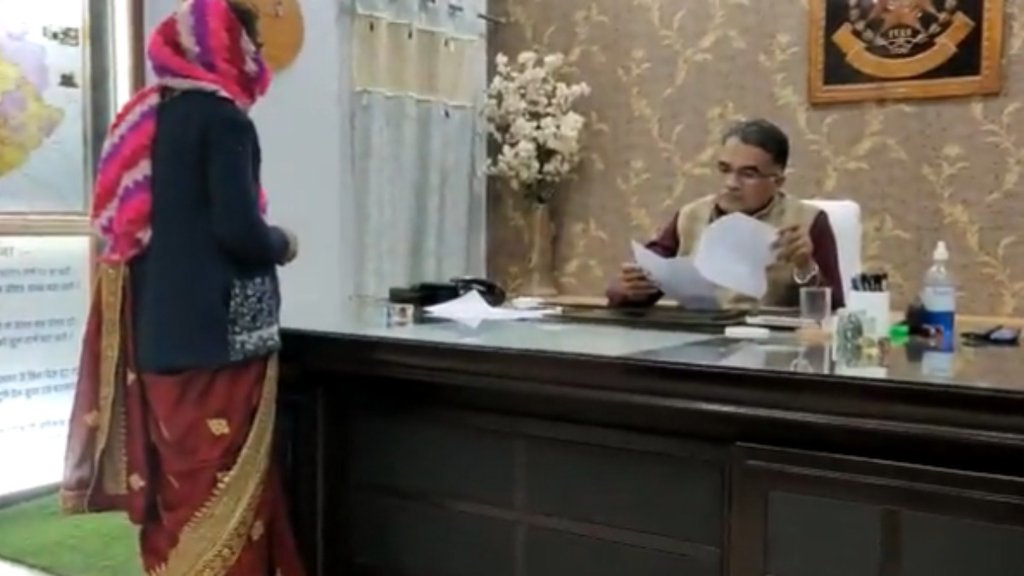 प्रेम विवाह के कारण सामजिक बहिष्कार का सामना कर रहे जोड़े ने 
दमोह पुलिस के सामने शिकायत दर्ज कराई है। (फोटो: ट्विटर/ Anurag_Dwary)