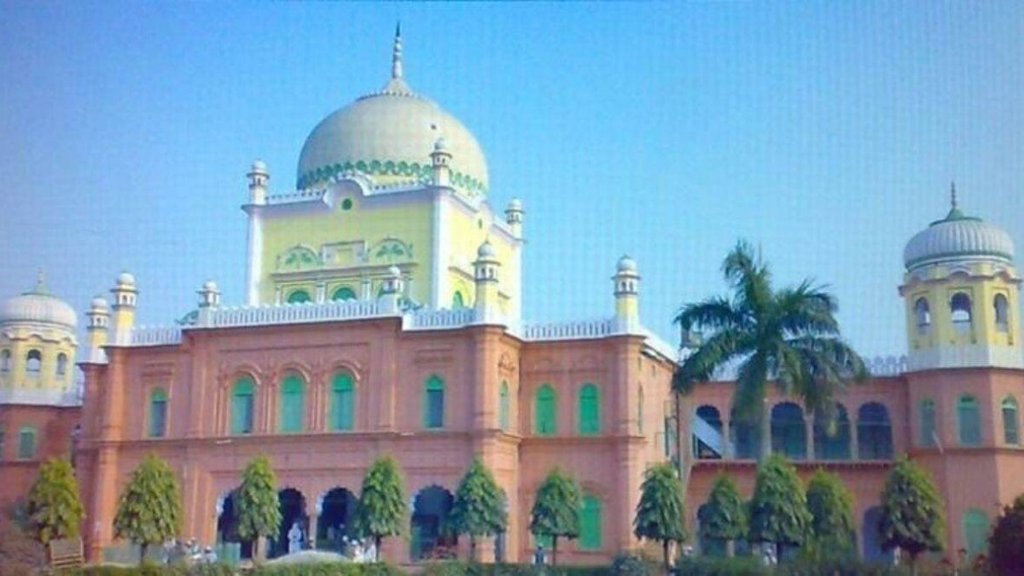 विवादित फतवे जारी करने को लेकर दारुल उलूम की वेबसाइट पर रोक लगा दी 
गई है। (एक्सप्रेस फाइल फोटो)