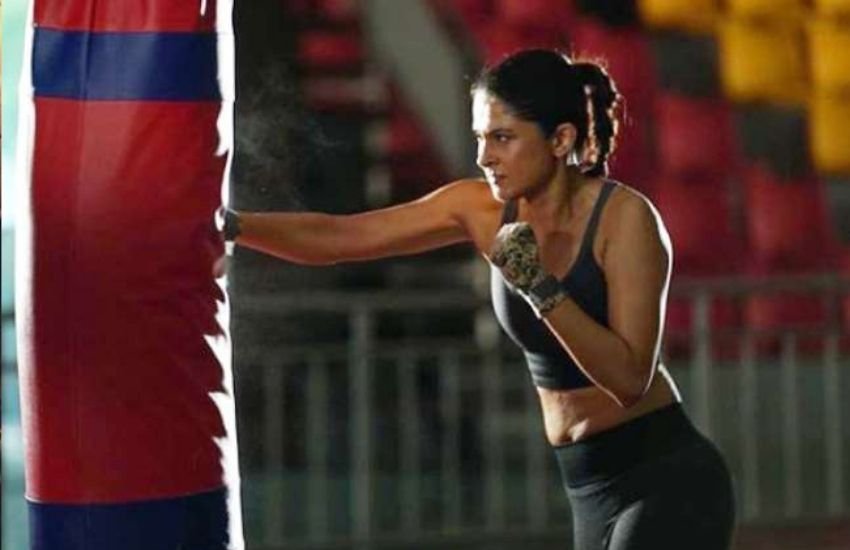 ऑल्ट बालाजी और जी5 पर मौजूद वेब सीरीज ‘कोड एम’ एक फर्जी एनकाउंटर की कहानी है, जिसमें एक्ट्रेस जेनिफर विंगेट ने एक आर्मी ऑफिसर की भूमिका निभाई है। इस सीरीज में जेनिफर ईमानदार ऑफिसर होती हैं और वह अपने साथी के साथ इस फर्जी एनकाउंटर की सच्चाई अपने डिपार्टमेंट के सामने लेकर आती हैं। लेकिन इसकी खोजबीन में जेनिफर को काफी उतार-चढ़ाव का सामना करना पड़ता है। Photos: Social Media