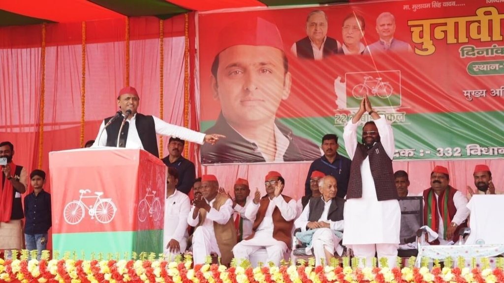 रविवार को सपा अध्यक्ष अखिलेश यादव ने भी स्वामी प्रसाद मौर्य के पक्ष में जनसभा को संबोधित किया (फोटो: ट्विटर/ SwamiPMaurya)