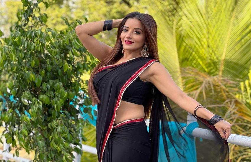 भोजपुरी फिल्म इंडस्ट्री की चर्चित अभिनेत्री मोनालिसा अब किसी पहचान की मोहताज नहीं हैं। उन्होंने फिल्म, टीवी के साथ ही ओटीटी पर भी अपनी अदाकारी दिखाई है। होई चोई की वेब सीरीज पेइंग गेस्ट में मोनालिसा ने अपने बोल्ड किरदार से खूब तारीफें बटोरी थीं। वह सोशल मीडिया में भी काफी एक्टिव हैं। हाल ही में मोनालिसा ने इंस्टाग्राम पर ब्लैक साड़ी में अपनी कुछ तस्वीरें पोस्ट की हैं। यह तस्वीरें वायरल हो रही हैं।