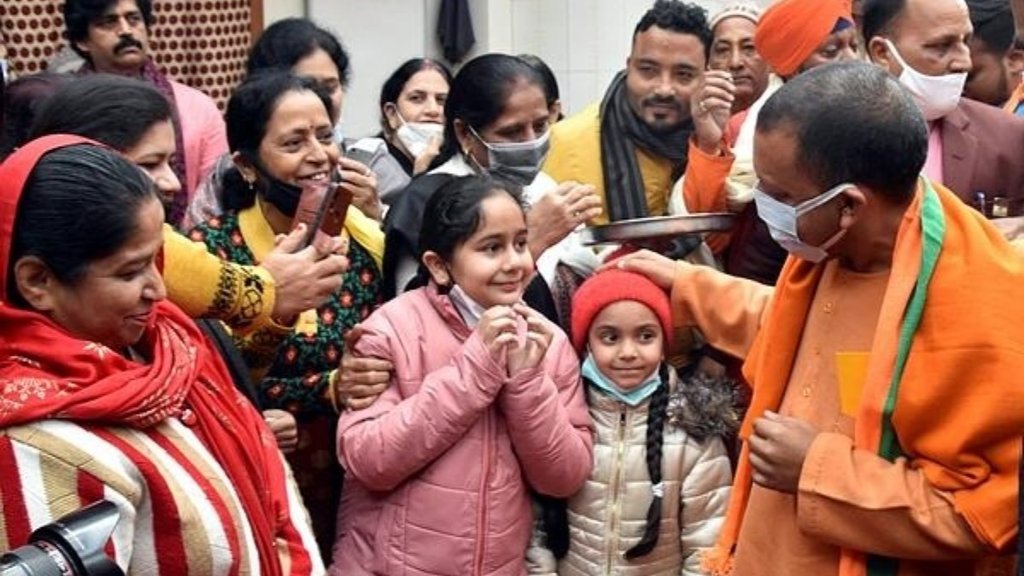 गोरखपुर में चुनाव प्रचार करते सीएम योगी (फोटो: पीटीआई)