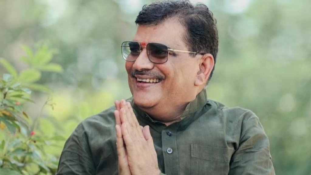 खंडवा से सांसद ज्ञानेश्वर पाटिल एक वीडियो में ट्रैफिक नियमों की धज्जियां उड़ाते हुए नजर आ रहे हैं। (फोटो; फेसबुक/ GyaneshwarDada)