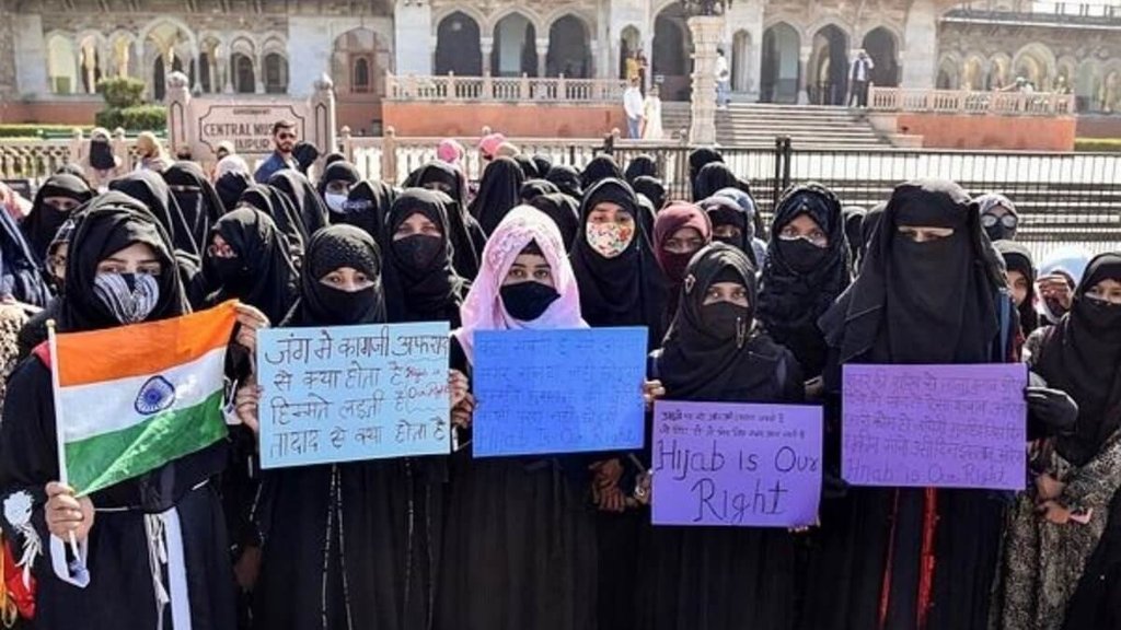 हिजाब विवाद पर मुस्लिम छात्राओं के समर्थन में जयपुर में प्रदर्शन करती महिलाएं (फोटो: पीटीआई)