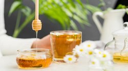 Hair Care Tips: सर्दी में हेयर फॉल से परेशान हैं तो लगाएं शहद का हेयर मास्क, जानिए फायदे