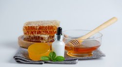 Skin care Tips: चेहरे की सफाई के लिए बेहतरीन क्लीन्जर है शहद, जानिए कैसे करें पैक तैयार