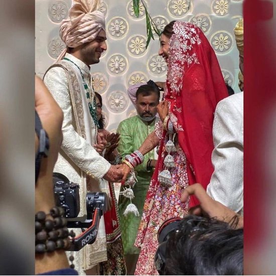 जय अनमोल अंबानी अपनी शादी में लाइट ग्रे कलर की शेरवनी में सजे थे। वहीं कृषा लाल रंग के लहंगे में बहुत खूबसूरत लग रही थीं।