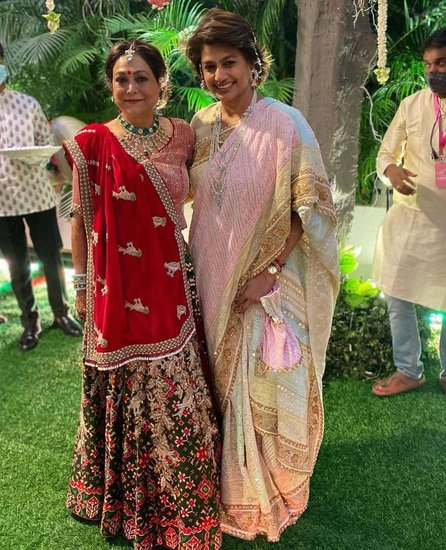 बारात में अंबानी परिवार के साथ जय अनमोल के दोस्त और रिश्तेदार जमकर नाचते दिखे।