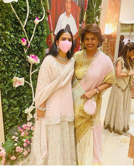ईशा अंबानी ने बेबी पिंंक कलर का लहंगा पहना था।