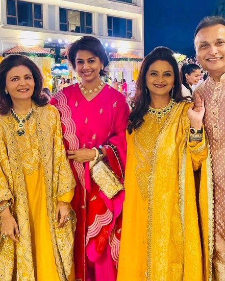 मुकेश अंबानी की दोनों बहने एक ही कलर के ड्रेस में दिखीं।