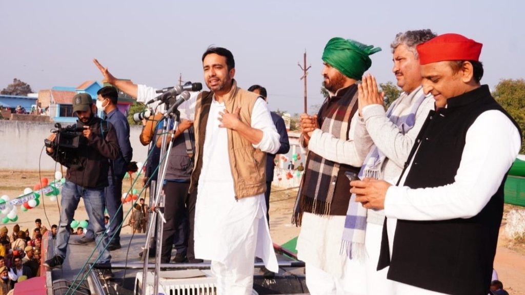 अखिलेश यादव के साथ जनसभा को संबोधित करते रालोद प्रमुख जयंत चौधरी (फोटो: ट्विटर/ रालोद)