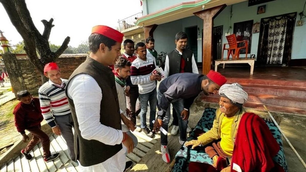दीदारगंज में जनसंपर्क अभियान करते सपा प्रत्याशी कमलाकांत राजभर (फोटो: फेसबुक/कमलाकांत राजभर)