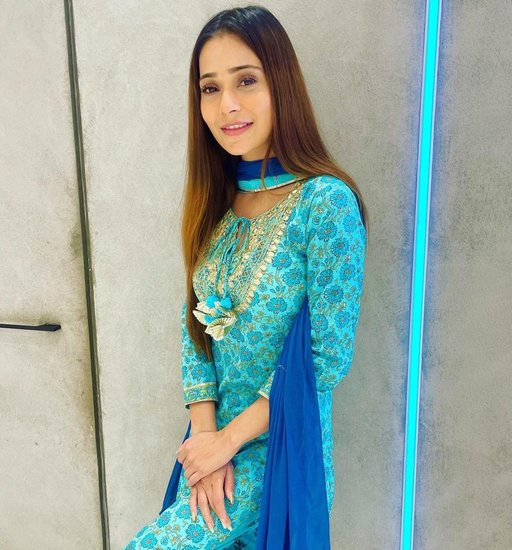 Sara Khan: सारा ने बिदाई सीरियल से एक्टिंग में डेब्यू किया था। लॉकअप से पहले रियलिटी शो बिग बॉस-4 में भी सारा हिस्सा ले चुकी हैं।