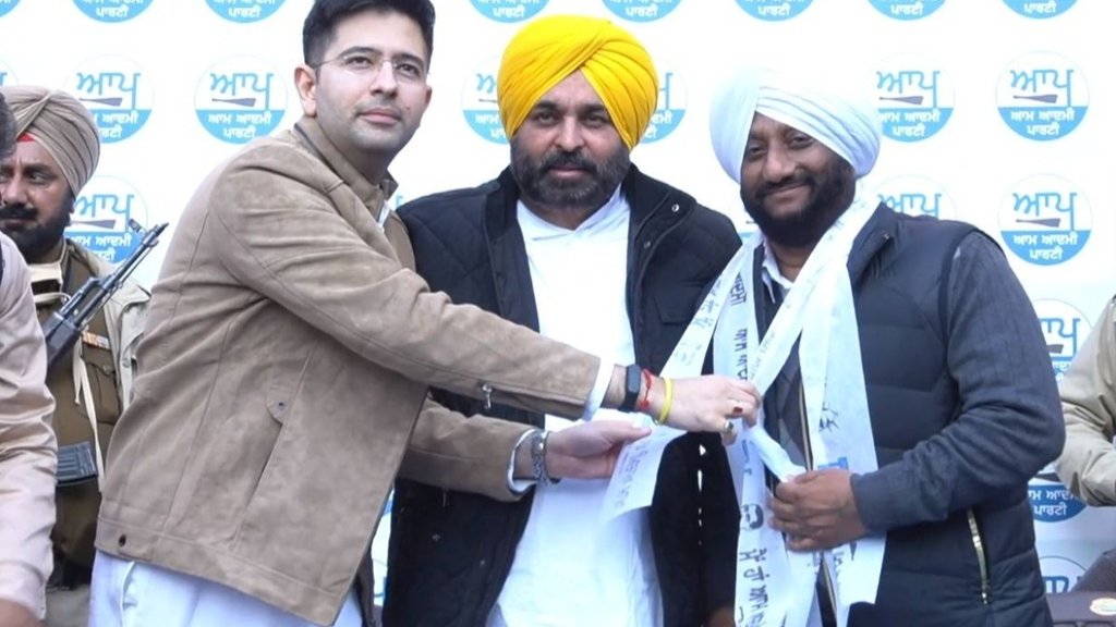 मोहाली शहर से आप उम्मीदवार कुलवंत सिंह पिछले साल दिसंबर महीने में पार्टी में शामिल हुए। (फोटो: ट्विटर/ आप पंजाब)