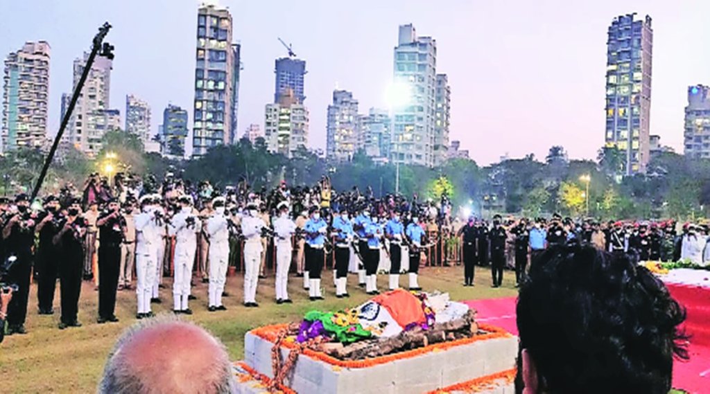 मुंबई में लता मंगेशकर के अंतिम संस्कार पर सैन्य सलामी।