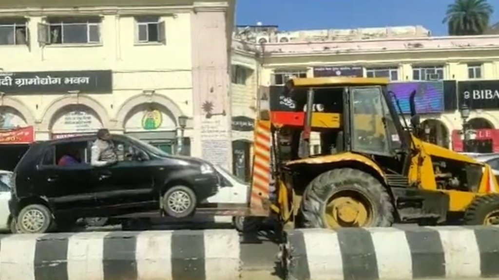 लखनऊ का एक वीडियो सामने आया है जिसमें क्रेन ड्राईवर समेत एक गाड़ी को उठाती हुई दिखाई दे रही है। (फोटो: ट्विटर/ nbtRanvijay) लखनऊ का एक वीडियो सामने आया है जिसमें क्रेन ड्राईवर समेत एक गाड़ी को उठाती हुई दिखाई दे रही है। (फोटो: ट्विटर/ nbtRanvijay)