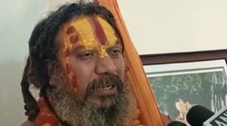 भगवा वस्त्र और ब्रह्मदंड के कारण नहीं मिली ताजमहल में एंट्री, संत ने लगाया आरोप तो लोग याद दिलाने लगे समाधि लेने की बात