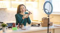 Makeup Tips: वैलेंटाइन डे के दिन खूबसूरत दिखना चाहती हैं तो इस तरह करें अपना मेकअप