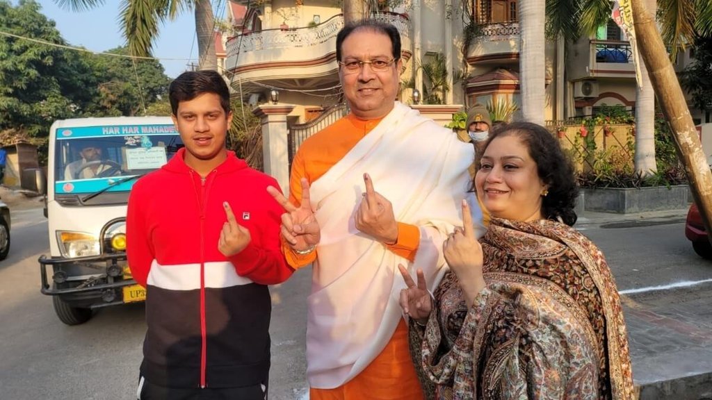 भगवा वस्त्र में मतदान करने के बाद अपने परिवार के साथ योगी सरकार में मंत्री मोहसिन रजा (फोटो: ट्विटर/ Mohsinrazabjpup)