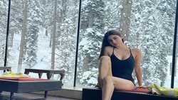 कश्मीर की बर्फीली वादियों में हनीमून मना रहीं मौनी रॉय, मोनोकिनी पहनकर खिंचाई तस्वीर, यूजर्स ने दिया ऐसा रिएक्शन