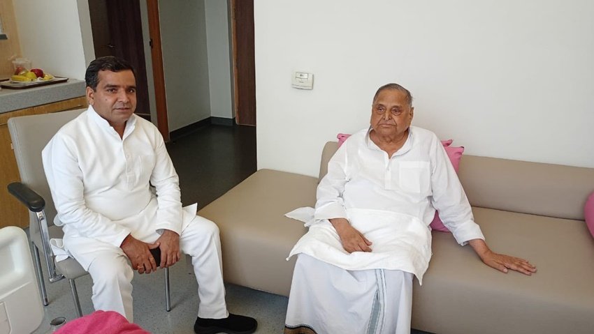 पूर्व सांसद धर्मेंद्र यादव मुलायम सिंह यादव के भतीजे हैं। धर्मेंद्र की पत्नी नीलम यादव का भी सोशल मीडिया पर कोई अकाउंट नहीं है।