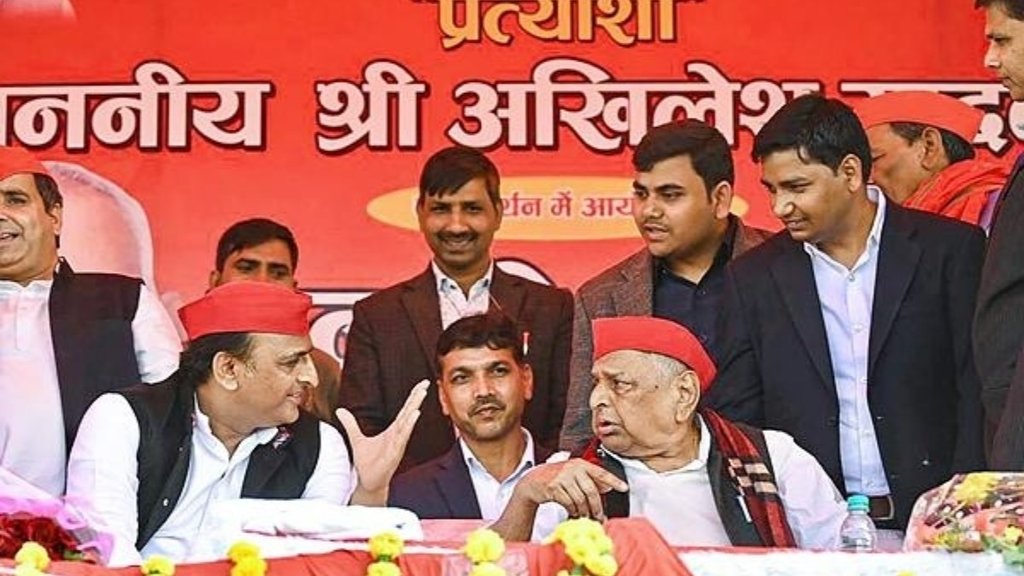 मैनपुरी की जनसभा में अखिलेश यादव और मुलायम यादव (फोटो: पीटीआई)