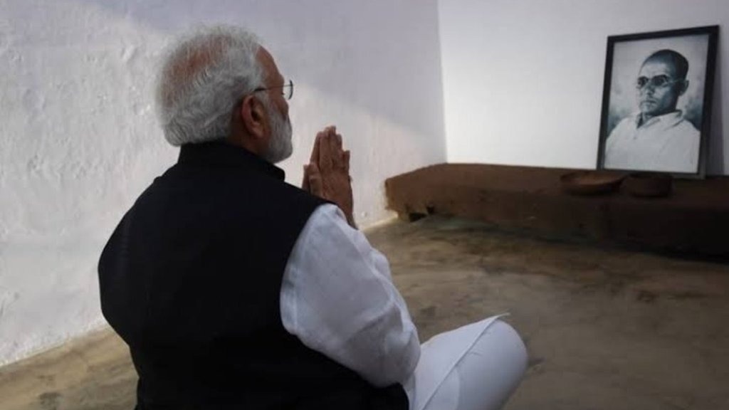 सावरकर के चित्र पर श्रद्धांजलि अर्पित करते प्रधानमंत्री मोदी की फाइल फोटो (फोटो: ट्विटर/ सोशल मीडिया)