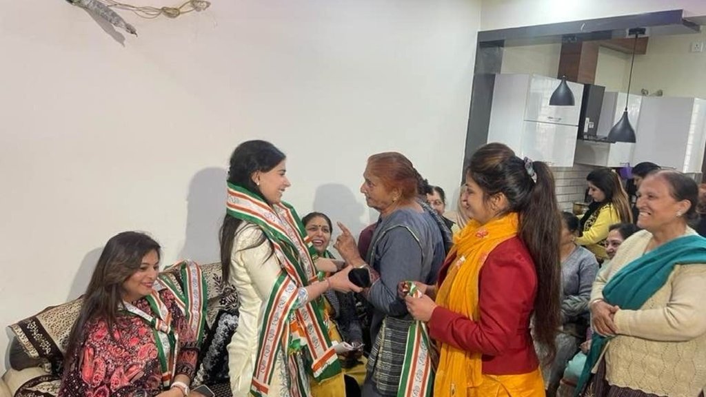 अपने पिता के पक्ष में प्रचार करतीं नवजोत सिंह सिद्धू की बेटी राबिया सिद्धू (फोटो: फेसबुक/ monika sharma) अपने पिता के पक्ष में प्रचार करतीं नवजोत सिंह सिद्धू की बेटी राबिया सिद्धू (फोटो: फेसबुक/ monika sharma)