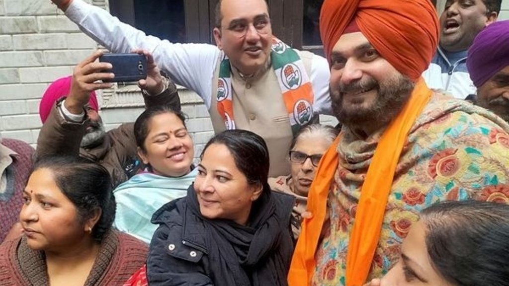 अमृतसर में चुनाव प्रचार करते पंजाब कांग्रेस के प्रधान नवजोत सिंह सिद्धू (फोटो: पीटीआई)