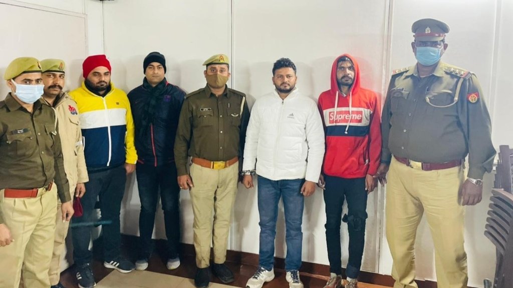 पुलिस की गिरफ्त में सांसद ओवैसी की कार पर गोली चलाने वाले दोनों अभियुक्त (फोटो: ट्विटर/ यूपी पुलिस)