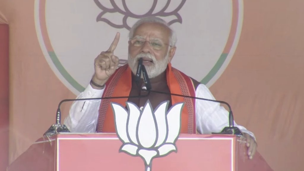 महाराजगंज की सभा में पीएम मोदी ने कहा कि ये घोर परिवारवादी लोग कभी भी भारत को ताकतवर नहीं बना सकते। (फोटो: ट्विटर/ बीजेपी यूपी)