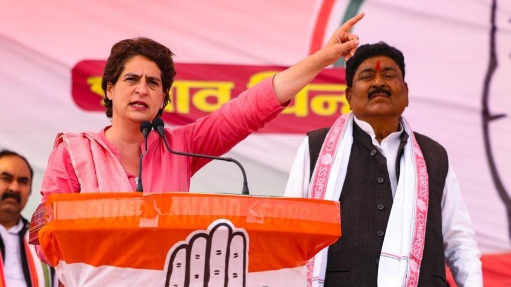 गुरुवार को गोंडा की जनसभा में प्रियंका गांधी ने नरेंद्र मोदी और योगी आदित्यनाथ पर जमकर निशाना साधा (फोटो: ट्विटर/ कांग्रेस)