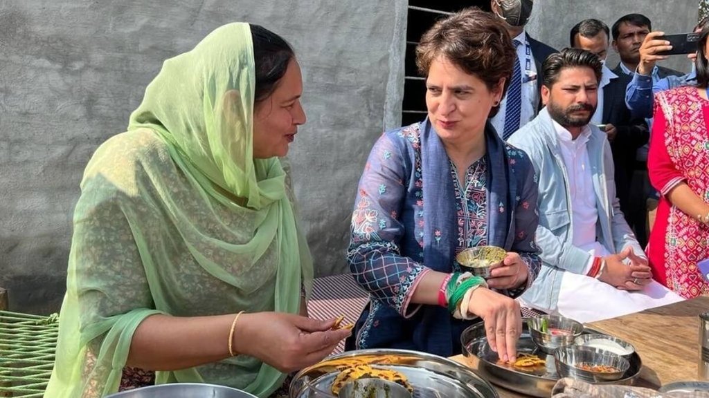 पंजाब में चुनाव प्रचार के दौरान मक्के की रोटी और सरसों के साग का स्वाद चखतीं प्रियंका गांधी (फोटो: ट्विटर/ यूपी कांग्रेस)