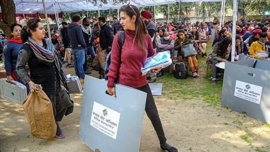 शनिवार को जालंधर में चुनाव ड्यूटी पर जाने से पहले ईवीएम और अन्य उपकरण के साथ मतदानकर्मी (फोटो: पीटीआई) 