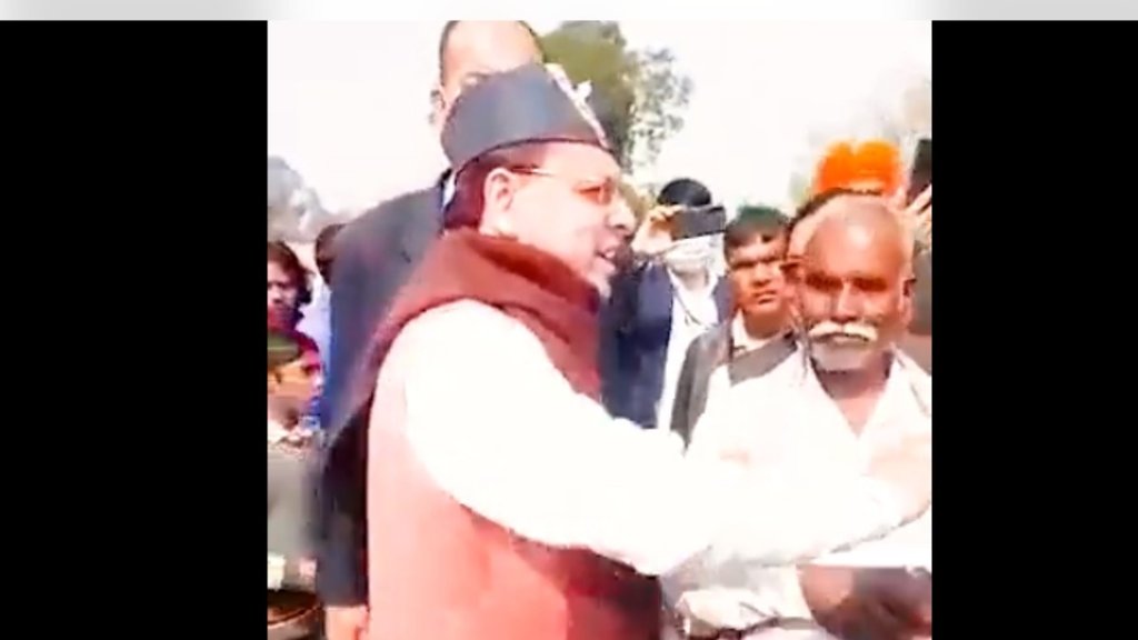 आम आदमी पार्टी ने एक वीडियो जारी कर दावा किया है कि सीएम धामी खुलेआम पैसे बांट रहे हैं (फोटो: ट्विटर/ आप उत्तराखंड)