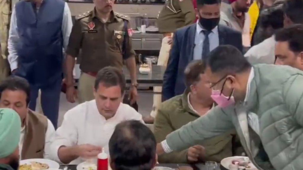 पंजाब में चुनाव प्रचार के दौरान एक ढाबे पर चाय और परांठे का लुत्फ़ उठाते कांग्रेस सांसद राहुल गांधी (फोटो: ट्विटर/ कांग्रेस)