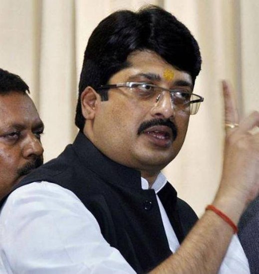 जब उनसे सवाल पूछा गया कि अगर उनके बच्चे इंटरकास्ट लव मैरिज की बात करें तो उन्होंने कहा कि उन्हें किस से शादी करनी है ये तो उनकी मर्जी लेकिन हमारे जैसे परिवार में बच्चों के लिए जीवनसाथी माता-पिता ही चुनते हैं।