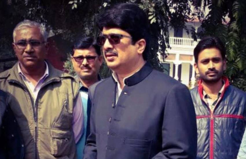 राजा भैया से जब पूछा गया कि क्या वह इंटरकास्ट मैरिज के खिलाफ हैं? इस सवाल पर उन्होंने कहा कि हमारे यहां की परंपरा ही ये है कि शादी अपनी जाति में हो। हम लोग गांव के लोग हैं और अपनी परंपरा से जुड़े हुए हैं।