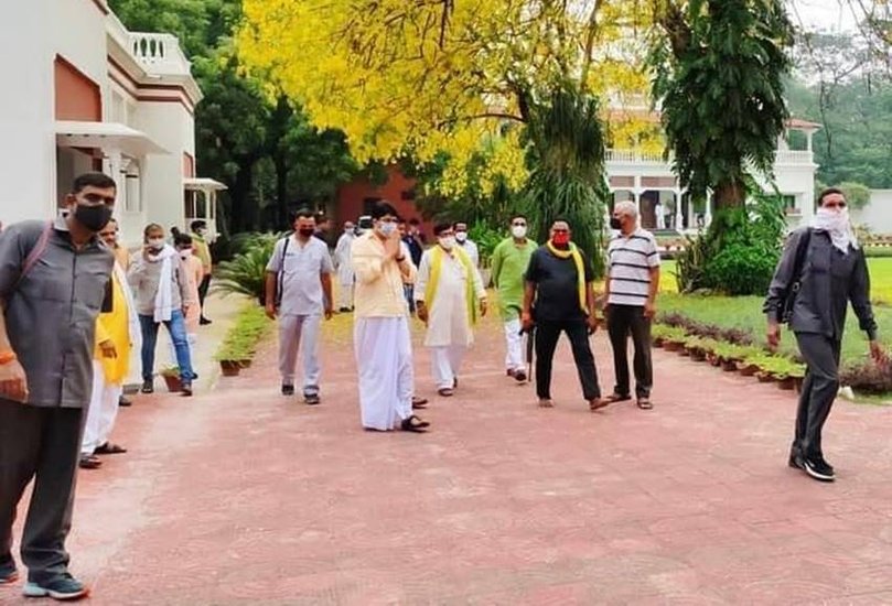 राजा भैया ने बताया कि एक दिन पुलिस की टीम उनकी कोठी पर आई और घर में घुस कर तलाशी लेने लगी। कुछ देर बाद एक पुलिस वाले ने कहीं से एके 47 राइफल लाई और कहा कि ये मिला है।