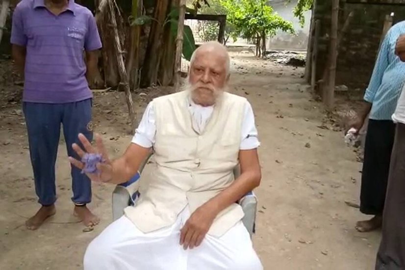 राजा भैया के पिता का नाम उदय प्रताप सिंह है। उन्हें उनके क्षेत्र के लोग बड़े महाराज कहते हैं। राजा भैया के मुताबिक उनके पिता हथियारों के बड़े शौकीन हैं। वह हथियार रखते भी हैं और चलाते भी हैं। 