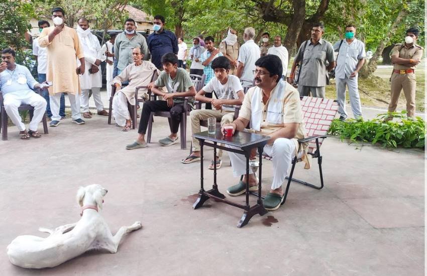 हाल ही में द लल्लनटॉप के साथ इंटरव्यू में राजा भैया ने बताया कि जेल में उनका समय कैसे कटता था। राजा भैया के मुताबिक उन्हें दूसरे अपराधियों से दूर रखा जाता था। माता-पिता के अलावा किसी और से मिलने की इजाजत नहीं थी।