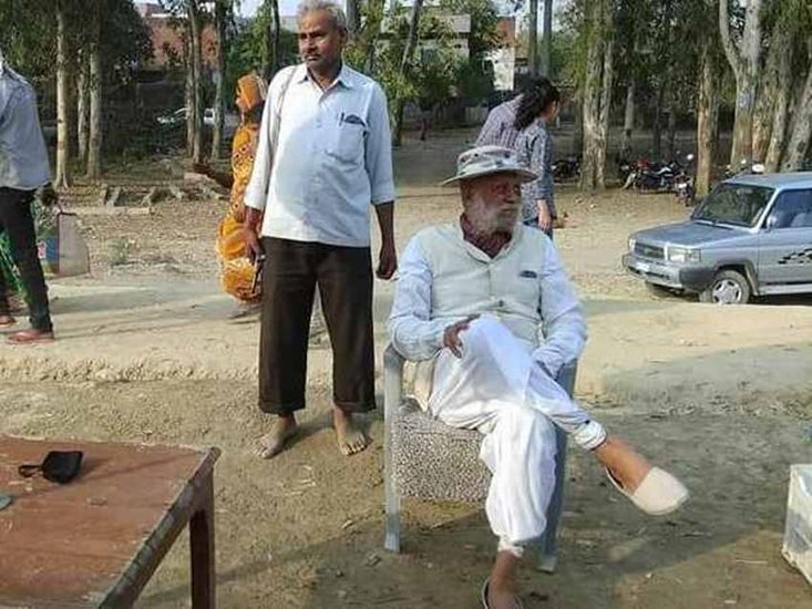 राजा भैया ने बताया कि मेरे पिता जी अगर वोटिंग करते तो मेरा भी एक वोट बढ़ जाता। लेकिन पता नहीं क्यों वो वोट नहीं डालते।