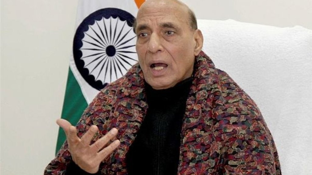 रक्षा मंत्री राजनाथ सिंह ने चुनाव प्रचार के दौरान कहा कि इस सरकार में गड़बड़ करने वालों के खिलाफ बुलडोजर छोड़ दिया जाता है। (फोटो: पीटीआई)