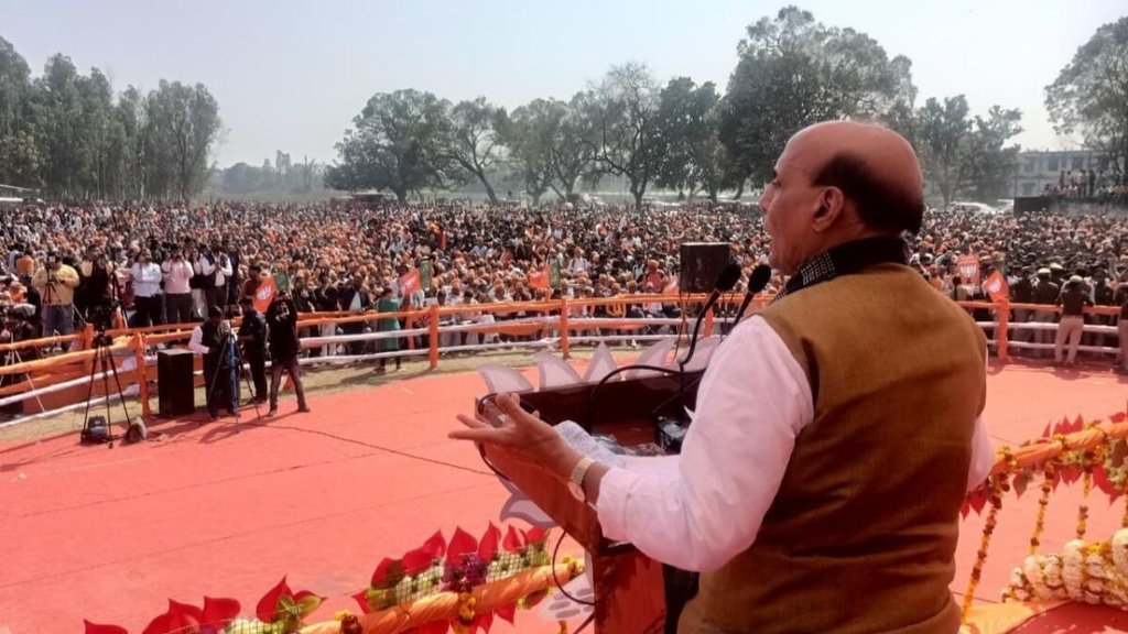 गोंडा की जनसभा में केंद्रीय रक्षा मंत्री राजनाथ सिंह (फोटो: ट्विटर/ rajnathsingh)