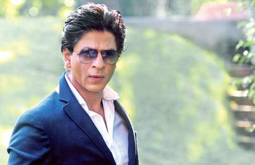 शाहरुख ने बताया था कि उस समय तक वह बहुत नामी स्टार नहीं थे, लेकिन टिकट बेचता देख लोग भी हैरान हो गए थे।