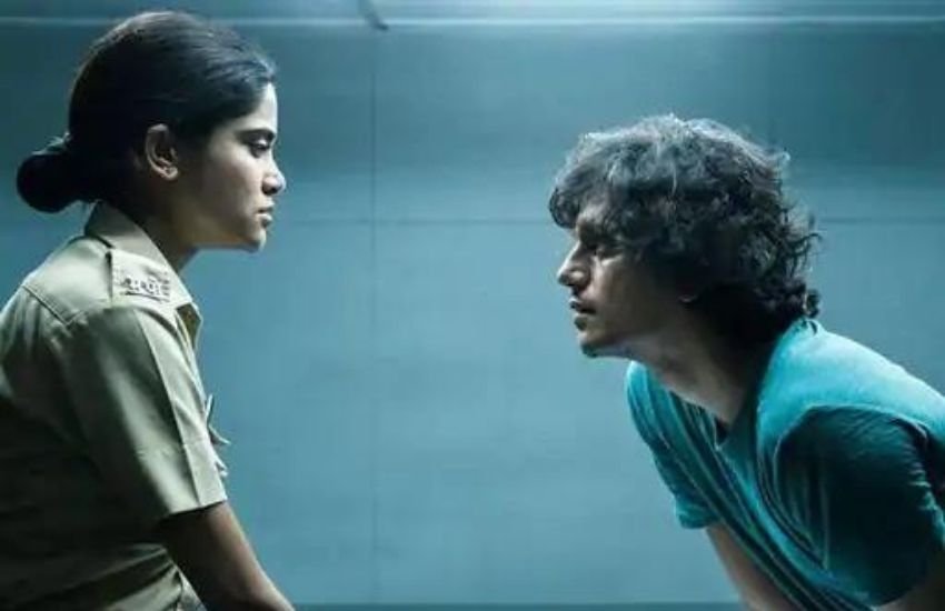 एक सीधी साधी और सहमी हुई कांस्टेबल बनी अदिति सुधीर पोहनकर अचानक से बोल्ड और क्रिमिलन माइंडेट बन जाती है।