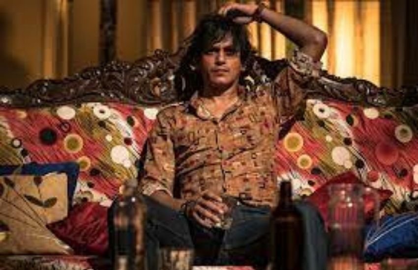 माफिया कांस्टेबल के चुंगल में आ भी जाता है, लेकिन पकड़े जाने पर वह केवल उसी कांस्टेबल के सामने राज खोलने की जिद करता है, जिसे उसने धोखे से पकड़वाया था।