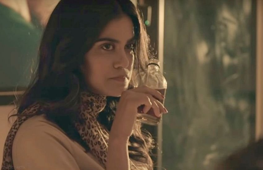 इंटरनेशनल ड्रग माफिया बने विजय वर्मा को पकड़ने के लिए महिला कांस्टेबल के हुस्न का सहारा पुलिस विभाग लेता है।